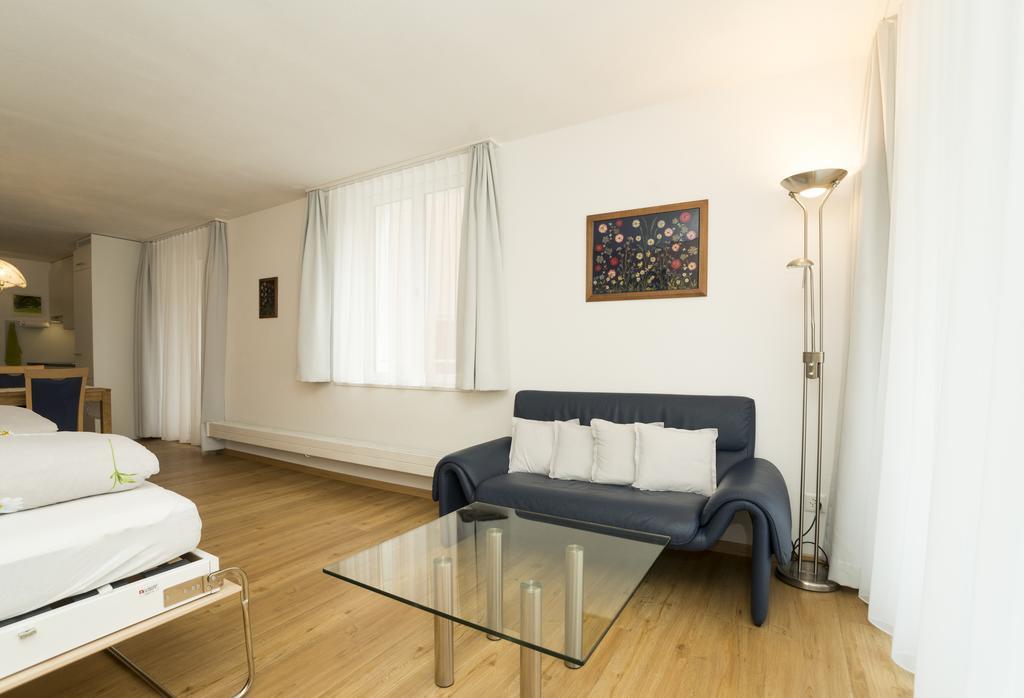 Chesa Quadrella Zimmer Mit Kuechenzeile Inklusive Bergbahnen Im Sommer-Ausser Studio Pontresina Room photo