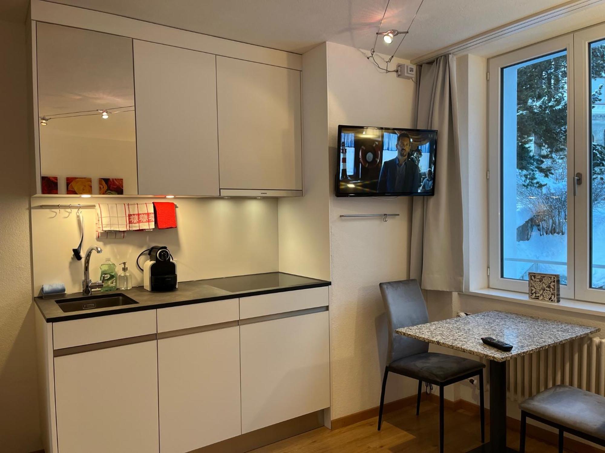 Chesa Quadrella Zimmer Mit Kuechenzeile Inklusive Bergbahnen Im Sommer-Ausser Studio Pontresina Exterior photo