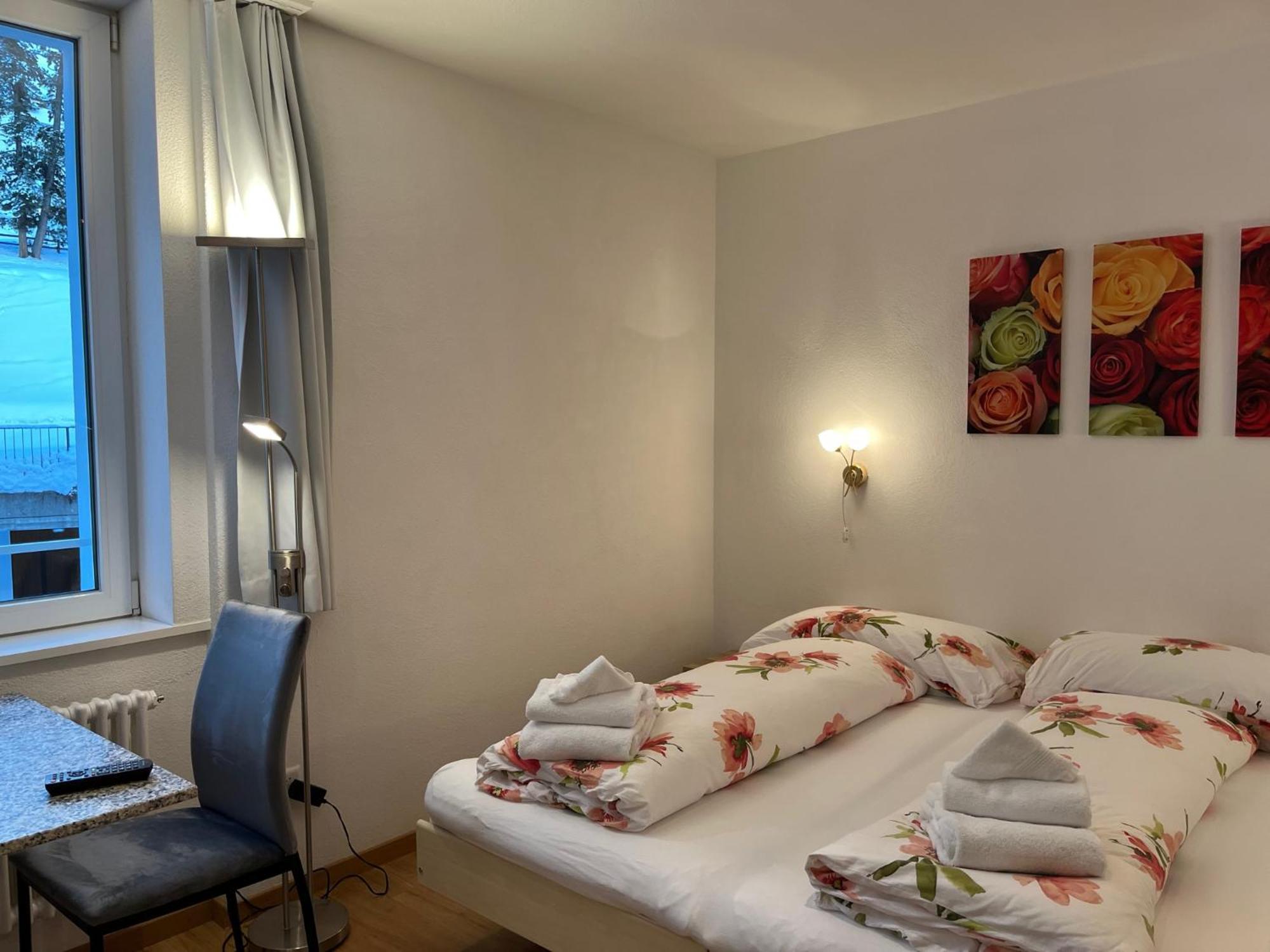 Chesa Quadrella Zimmer Mit Kuechenzeile Inklusive Bergbahnen Im Sommer-Ausser Studio Pontresina Exterior photo