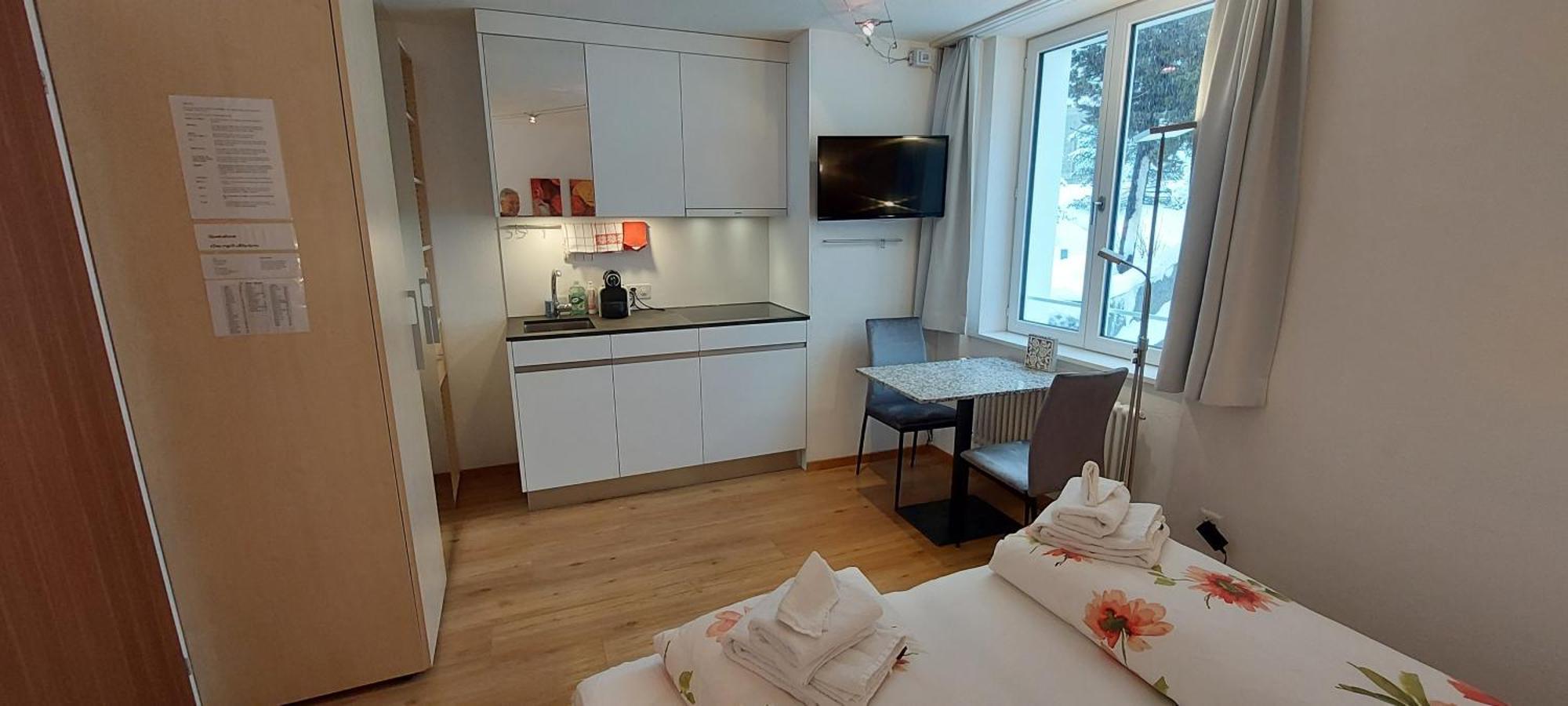 Chesa Quadrella Zimmer Mit Kuechenzeile Inklusive Bergbahnen Im Sommer-Ausser Studio Pontresina Exterior photo
