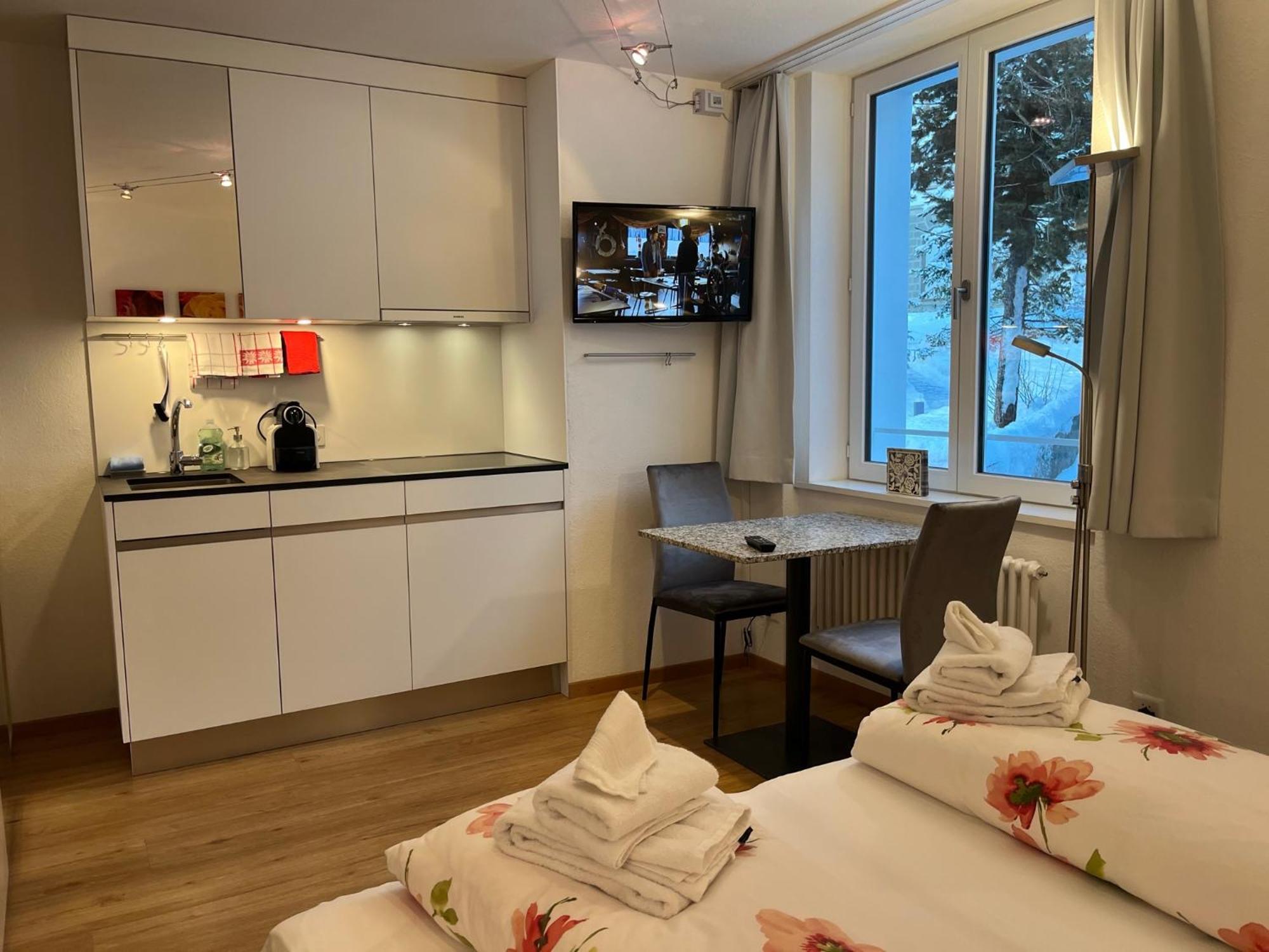 Chesa Quadrella Zimmer Mit Kuechenzeile Inklusive Bergbahnen Im Sommer-Ausser Studio Pontresina Room photo