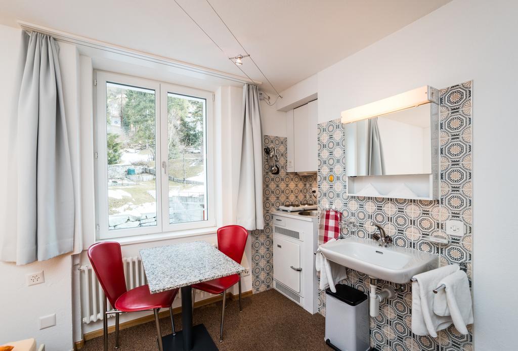 Chesa Quadrella Zimmer Mit Kuechenzeile Inklusive Bergbahnen Im Sommer-Ausser Studio Pontresina Room photo