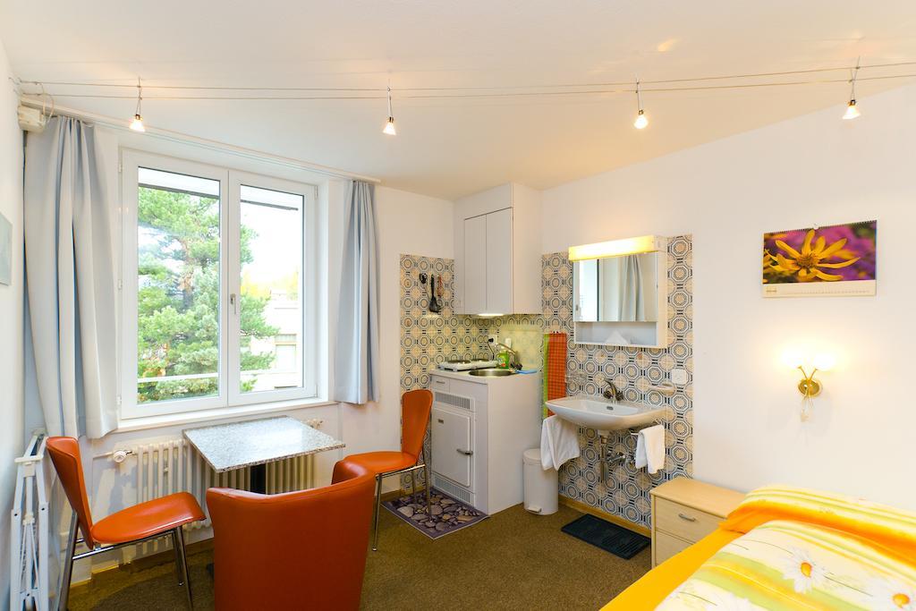 Chesa Quadrella Zimmer Mit Kuechenzeile Inklusive Bergbahnen Im Sommer-Ausser Studio Pontresina Room photo