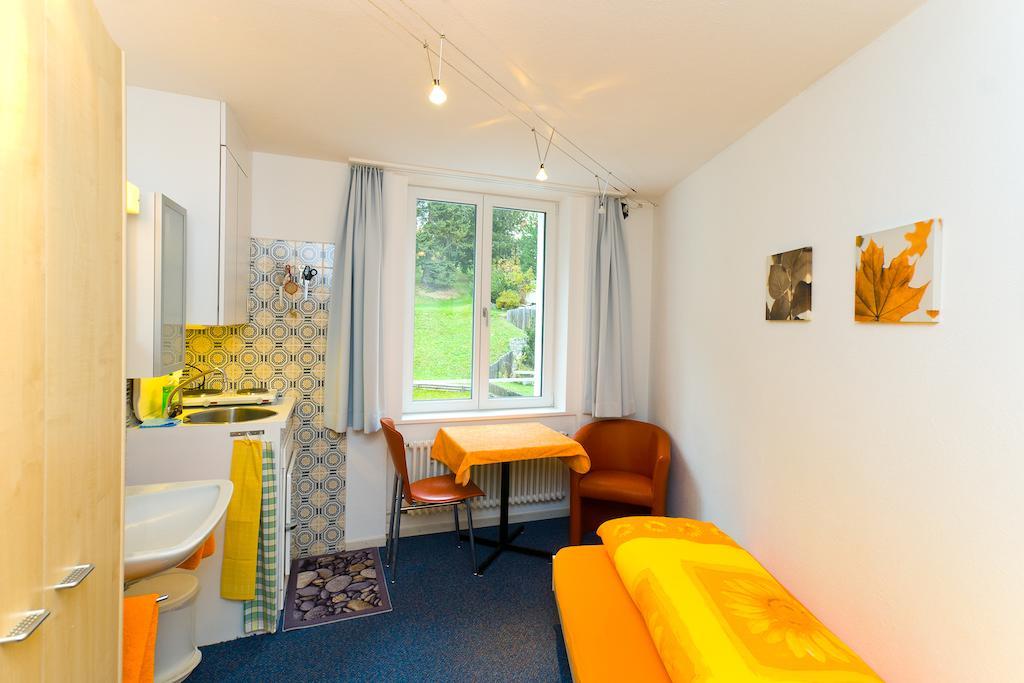 Chesa Quadrella Zimmer Mit Kuechenzeile Inklusive Bergbahnen Im Sommer-Ausser Studio Pontresina Room photo