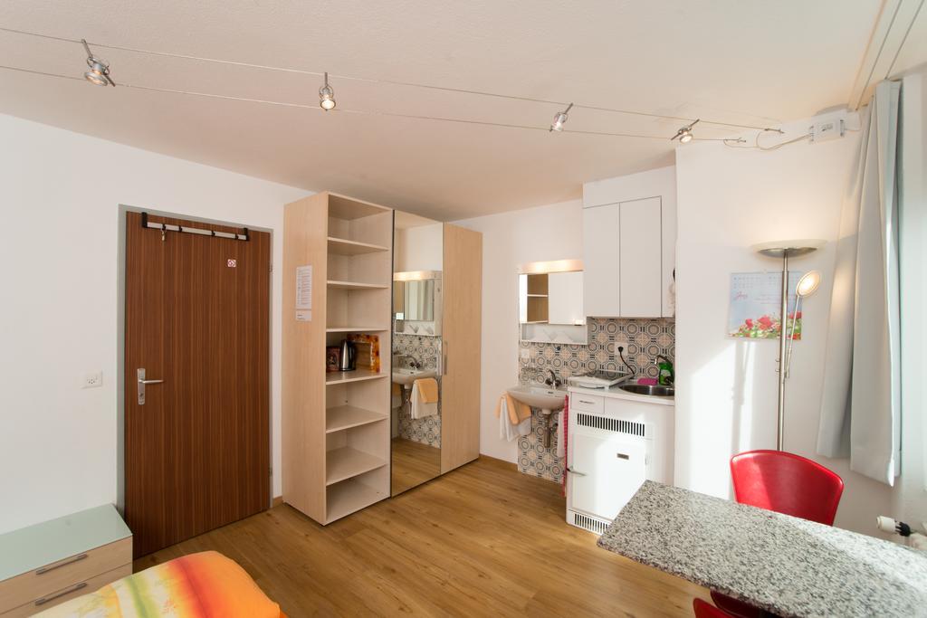 Chesa Quadrella Zimmer Mit Kuechenzeile Inklusive Bergbahnen Im Sommer-Ausser Studio Pontresina Exterior photo