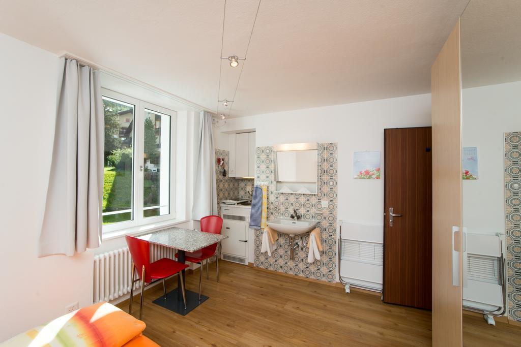 Chesa Quadrella Zimmer Mit Kuechenzeile Inklusive Bergbahnen Im Sommer-Ausser Studio Pontresina Exterior photo