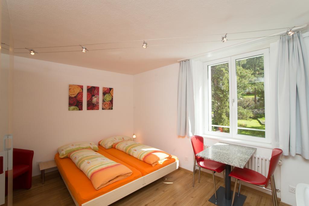 Chesa Quadrella Zimmer Mit Kuechenzeile Inklusive Bergbahnen Im Sommer-Ausser Studio Pontresina Exterior photo