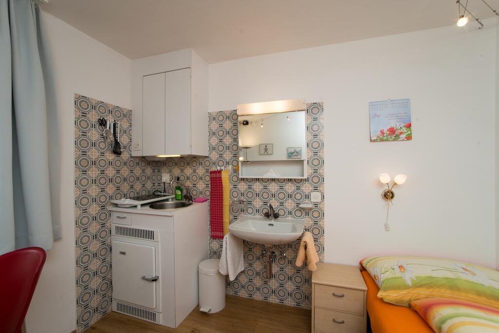 Chesa Quadrella Zimmer Mit Kuechenzeile Inklusive Bergbahnen Im Sommer-Ausser Studio Pontresina Exterior photo