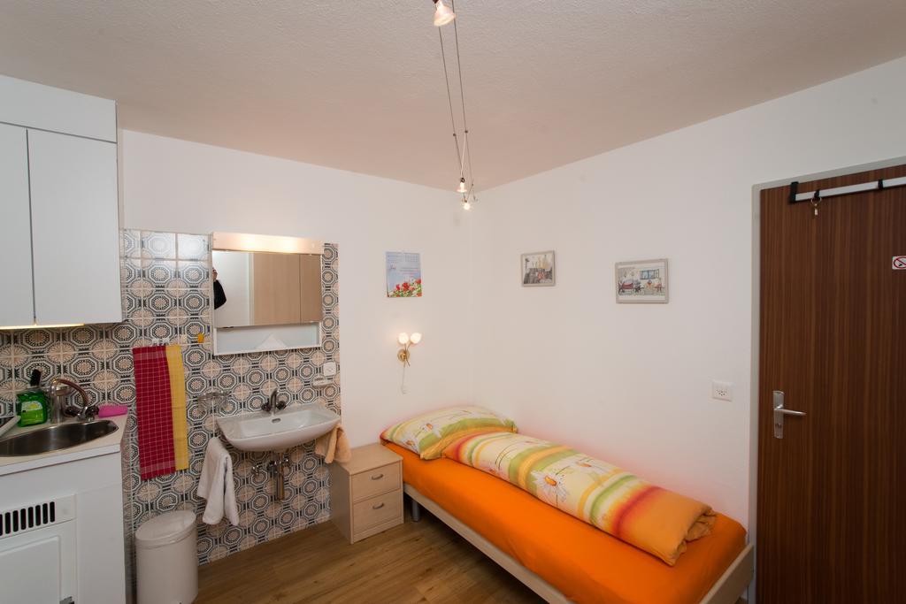 Chesa Quadrella Zimmer Mit Kuechenzeile Inklusive Bergbahnen Im Sommer-Ausser Studio Pontresina Exterior photo