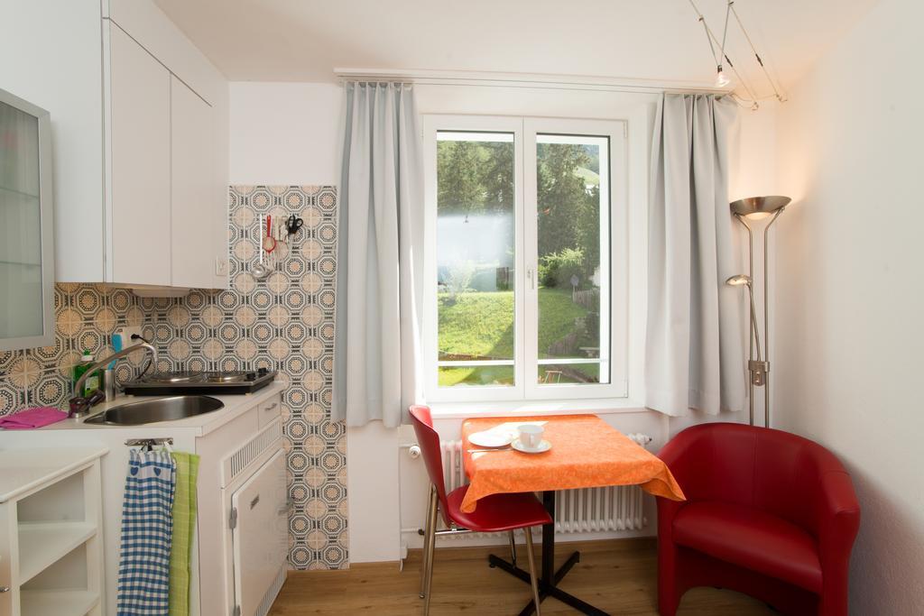 Chesa Quadrella Zimmer Mit Kuechenzeile Inklusive Bergbahnen Im Sommer-Ausser Studio Pontresina Exterior photo